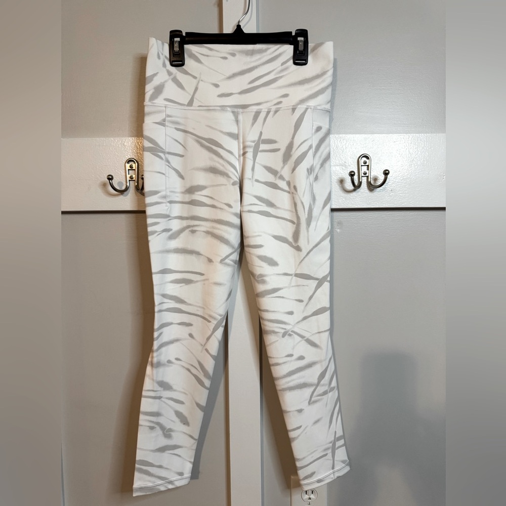 Athleta 7/8 white leggings with pattern
